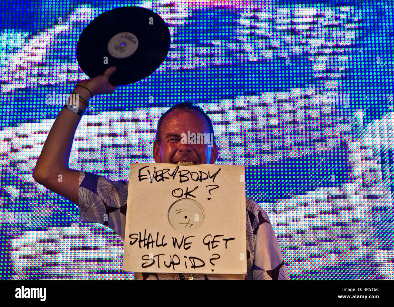 DJ Fatboy Slim può contenere fino circa al vinile atmosfera Club, Cape Town, Sud Africa Foto Stock