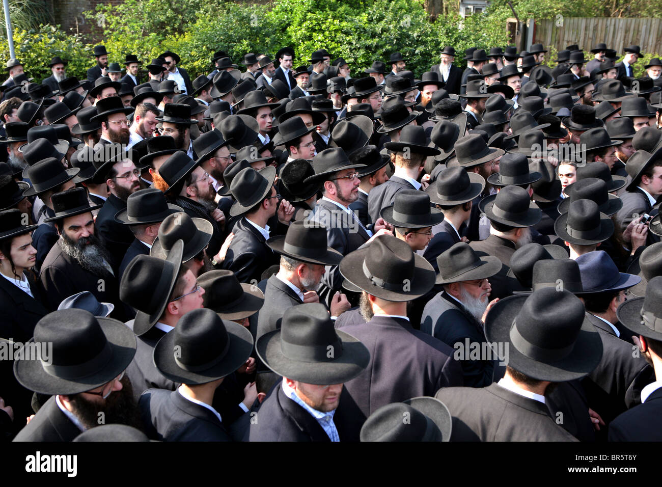 Dopo il funerale di Rabbi Josef Dunner che morì il 1 aprile 2007 centinaia di uomini seguire le auto che trasportano la bara. Foto Stock