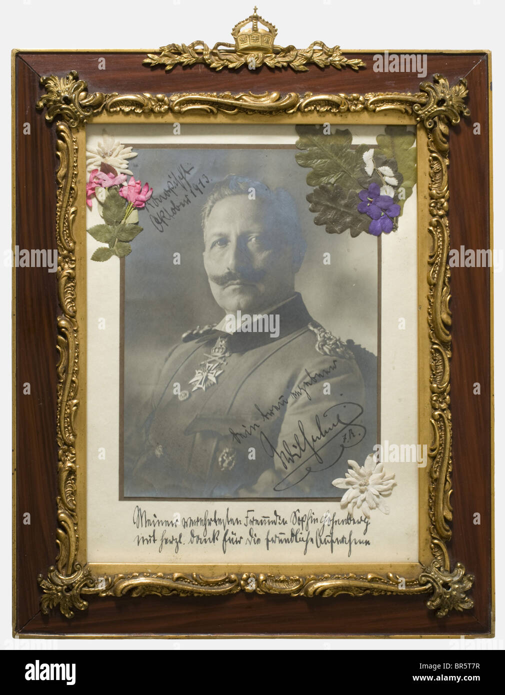 Duchessa Sophie von Hohenberg (1868 - 1914), una fotografia firmata del Kaiser Wilhelm II, 1913 ritratto A mezza lunghezza Di Grandi dimensioni del Kaiser nell'uniforme del capo-cacciatore del Reich. La data e il luogo 'Konopischt Oktober 1913' scritto a mano in inchiostro in alto a sinistra, in basso a destra firmato 'ein treu ergebener Wilhelm I.R.' ('devotedly Yours, Wilhelm I.R.'), il monte con un'altra firma del Kaiser 'mio caro amico Sophie Hohenberg con cordiale ringraziamento per la calorosa accoglienza'. Sotto vetro e in una cornice di legno con bella ottone dorato fittin, Foto Stock