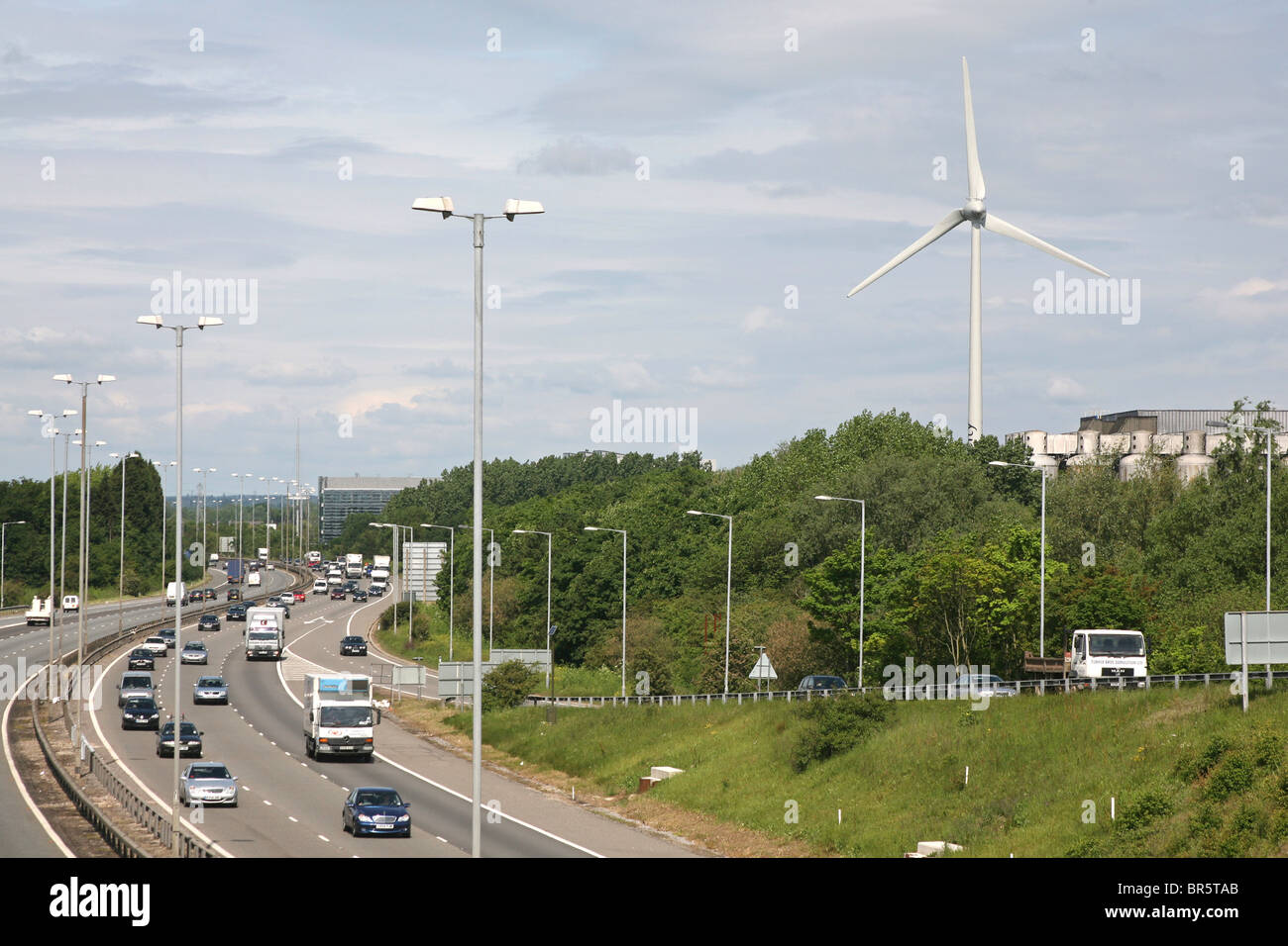 Ecotricity turbina eolica accanto all'autostrada M4 presso la loro sede in lettura. Foto Stock