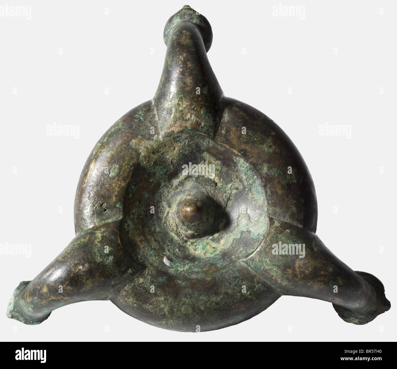 Lampada romana in bronzo a tre ugelli, 1st/2nd secolo d.C. rotonda con apertura superiore, contenitore di olio bulboso con un cono eretto al centro del fondo a cupola e tre bracci curvi dell'ugello. Completo di sospensione a tre catene e parte superiore. Altezza comprese le catene 24 cm, diametro 11,6 cm. Bella patina verde scuro, un minuto buco, altrimenti completamente intatto. Provenienza: Collezione Dr. M., Oberhausen, 1950s. Storico, storico, 20th secolo, mondo antico, mondo antico, tempi antichi, oggetto, oggetti, alambicchi, clipping, cut-out, cut-out, cut-out, Foto Stock