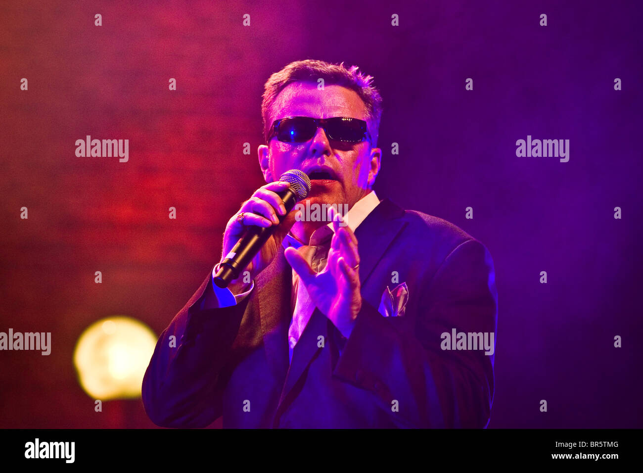 Suggs di follia, cantando a Hackney Empire a Londra per il lancio del loro nuovo album "Libertà di Norton Folgate'. Foto Stock