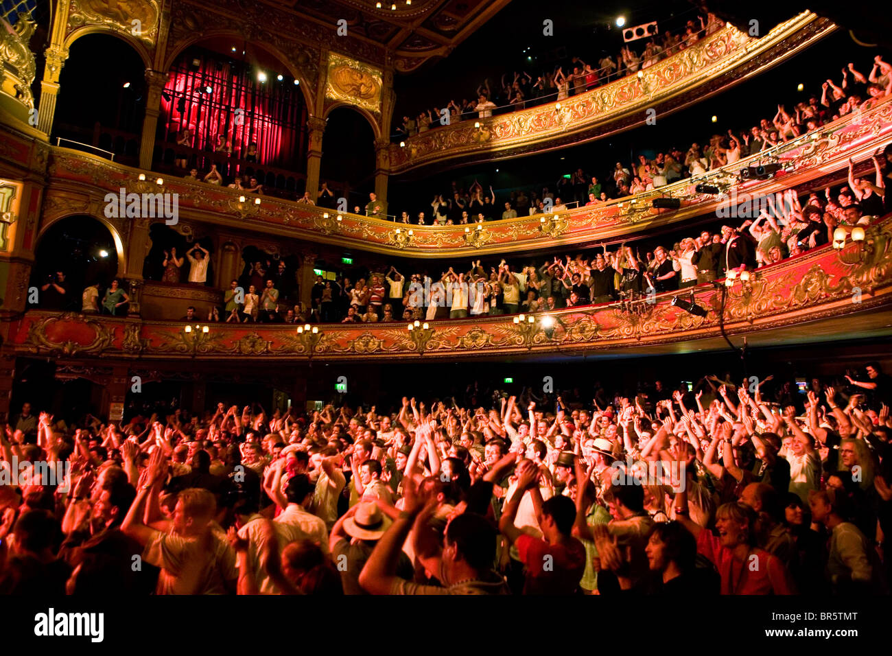 La folla in Hackney Empire a Londra. Foto Stock