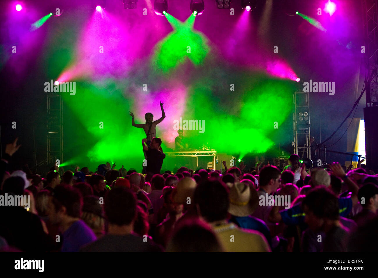 Una donna su spalle si mette le mani in aria durante il Pete Tong impostato, giocando Fat Sam's tenda, Rockness. Foto Stock