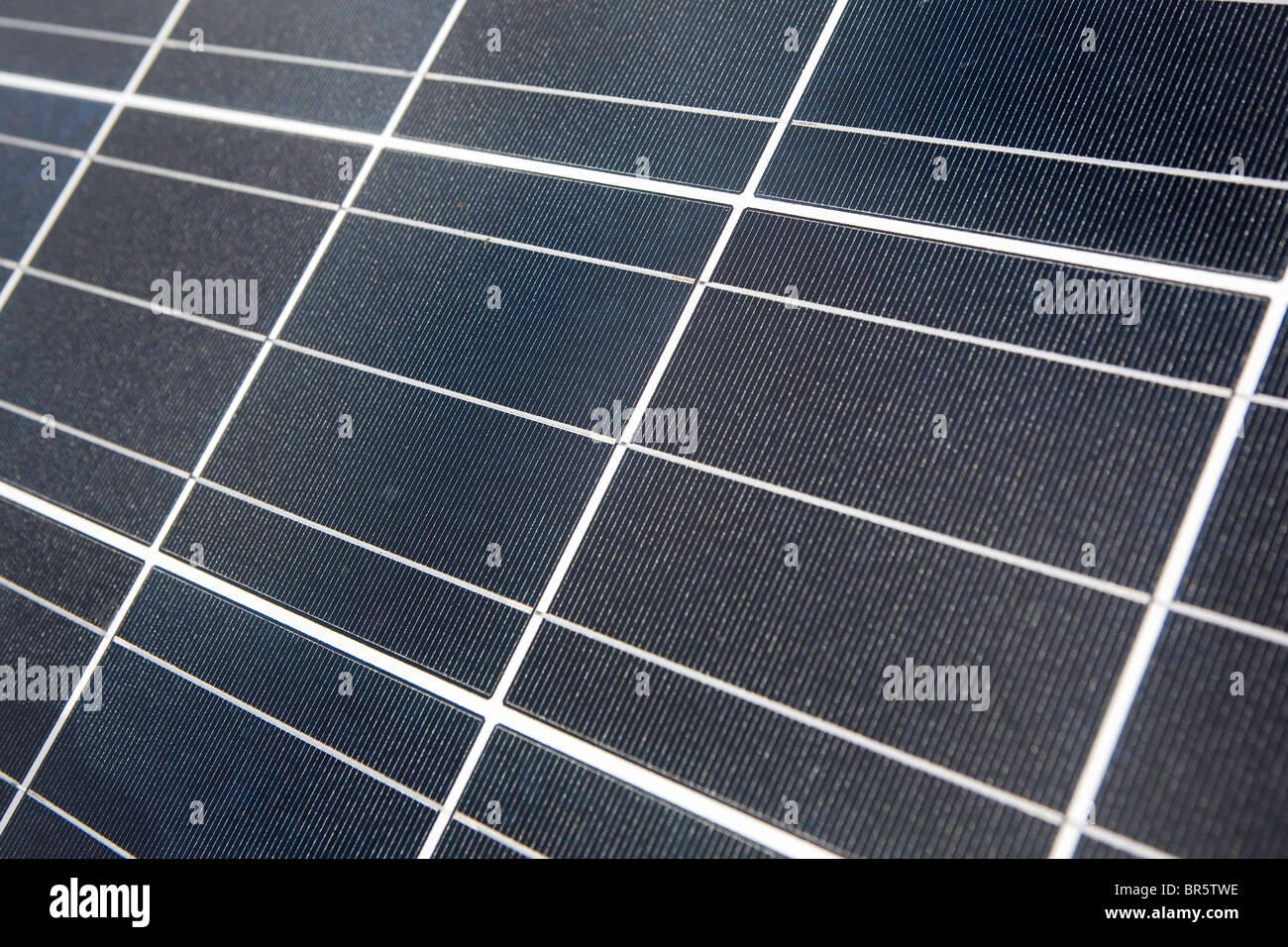 Close-up di una energia solare fotovoltaica pannello con la riflessione del sole. Questo pannello o un modulo è costituito da cellule PV. Foto Stock