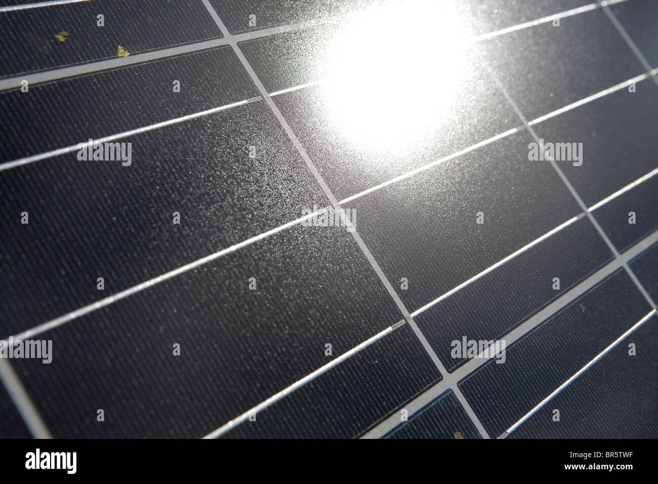 Close-up di una energia solare fotovoltaica pannello con la riflessione del sole. Questo pannello o un modulo è costituito da cellule PV. Foto Stock