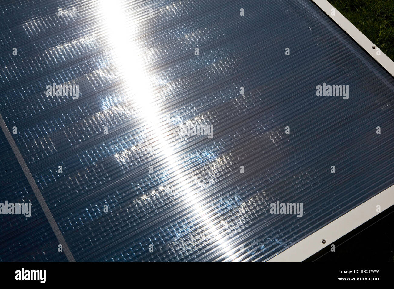 Un solare pannello termico su un tetto. Riscaldamento di acqua solare sistemi utilizzano il calore dal sole per lavorare al fianco di convenzionali di riscaldamento dell'acqua. Foto Stock