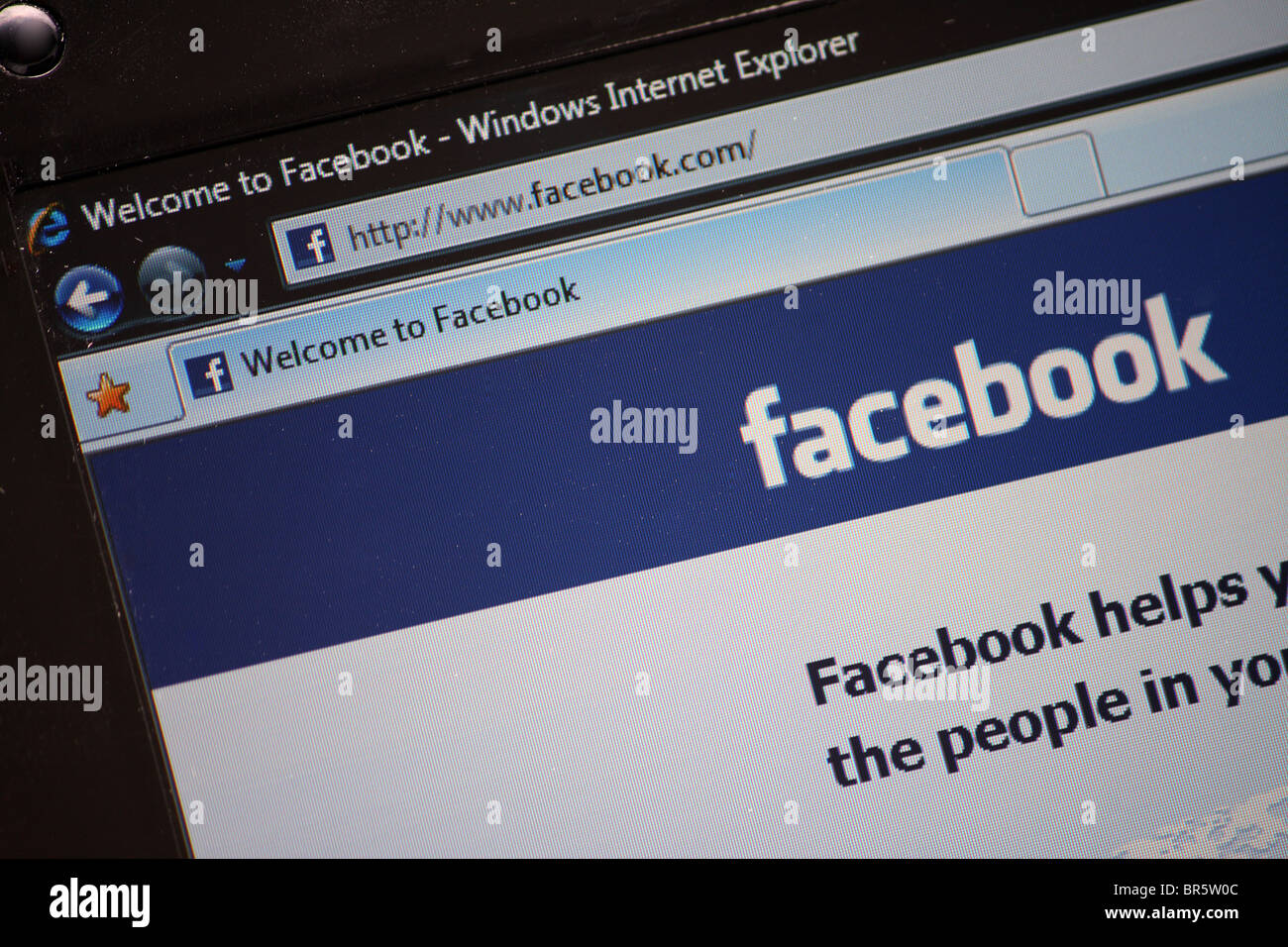 Il sito internet Facebook; che mostra la sua home page logo visualizzato su uno schermo di computer portatile. Foto Stock