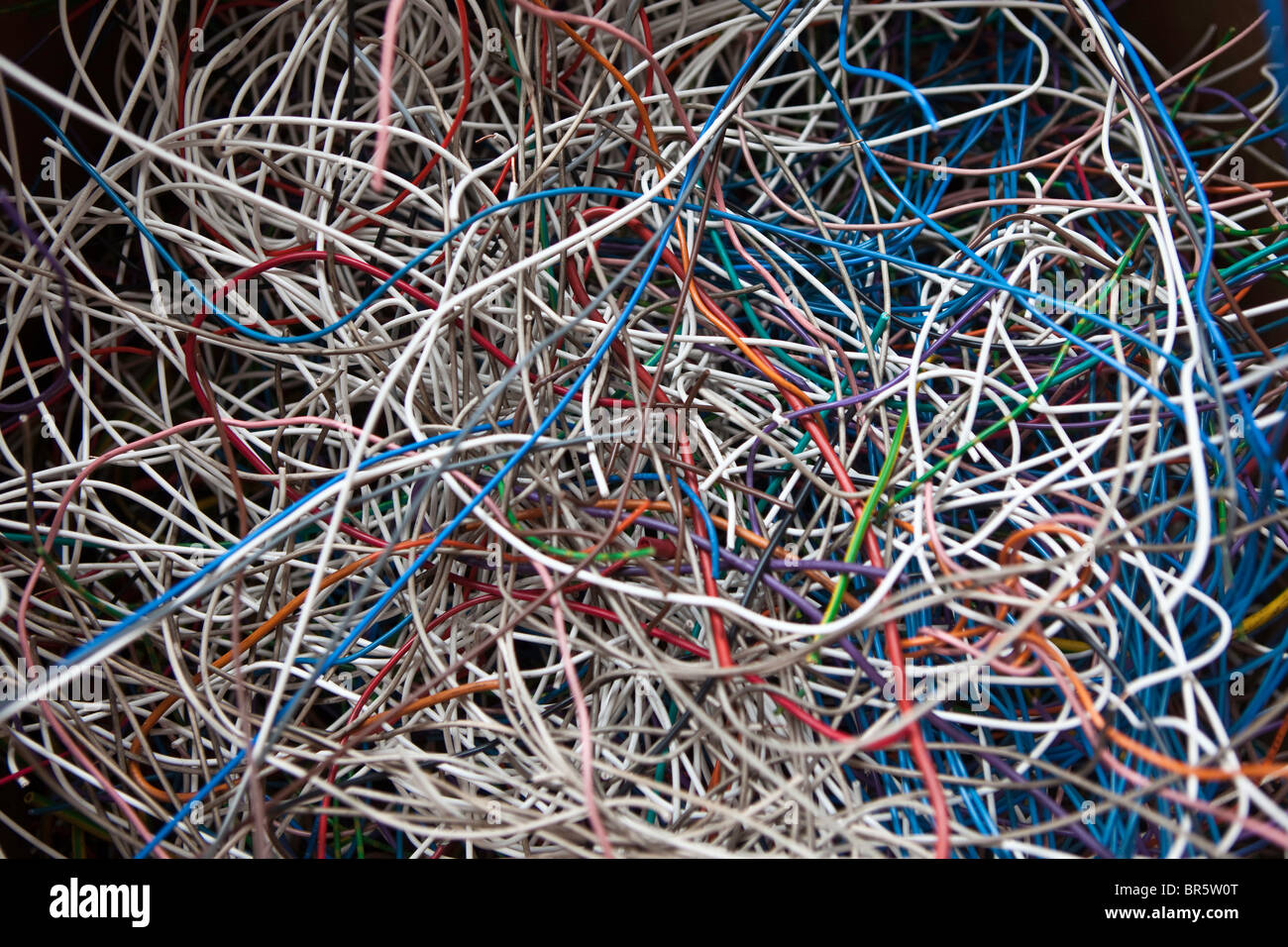 Un fascio di multi- colorati fili elettrici. Foto Stock