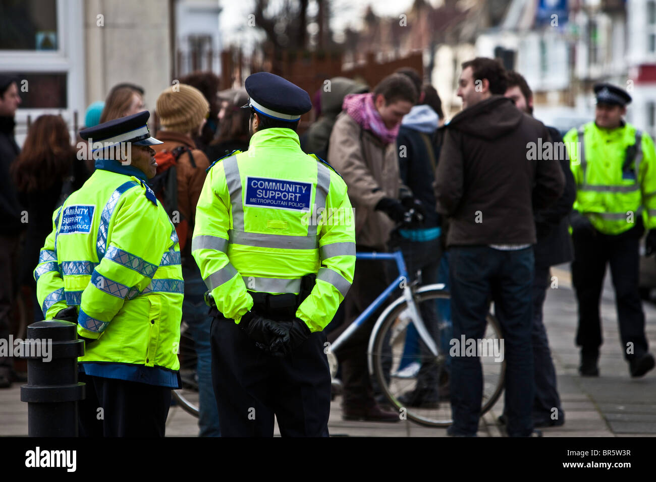 La polizia locale e il sostegno della comunità degli ufficiali di polizia una dimostrazione pacifica Hackney, Londra. Foto Stock