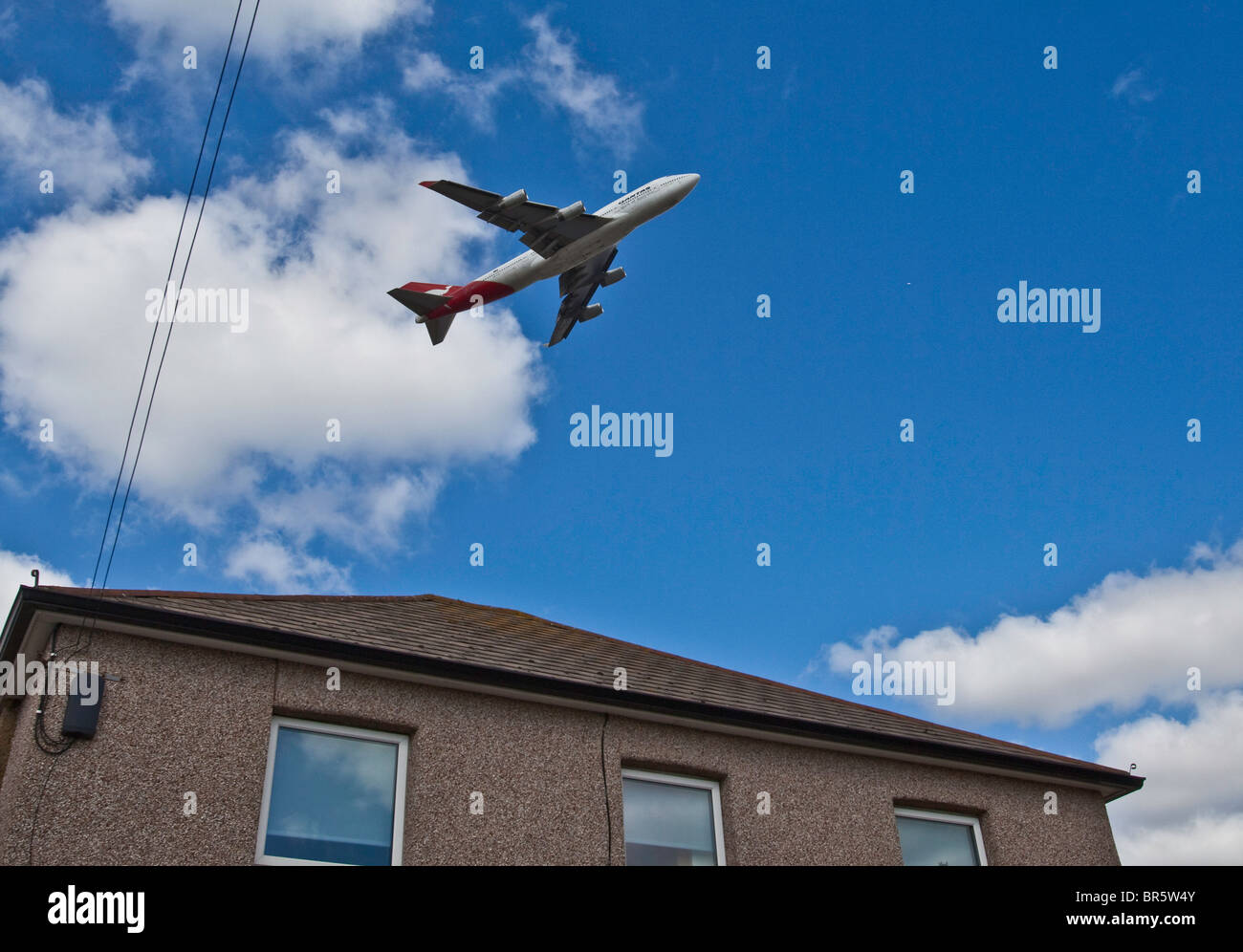 Un piano di decollare dal London Heathrow Airport e volare sopra le Hatton Cross area di Hounslow Borough. Foto Stock
