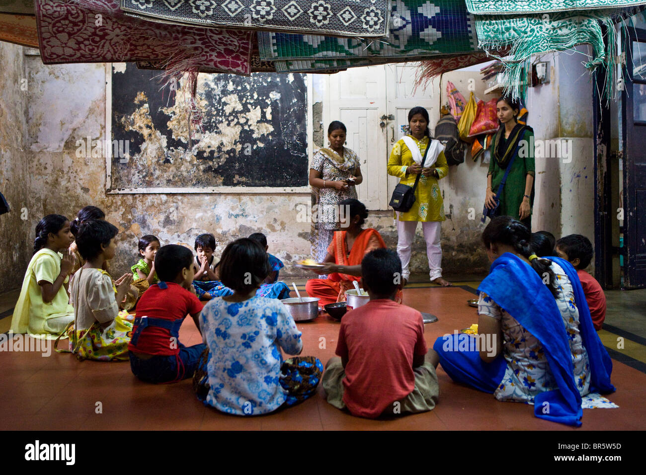Pranzo presso il Centro Kamatipura. L'organizzazione è specializzato nella cura dei bambini del quartiere a luci rosse. Foto Stock