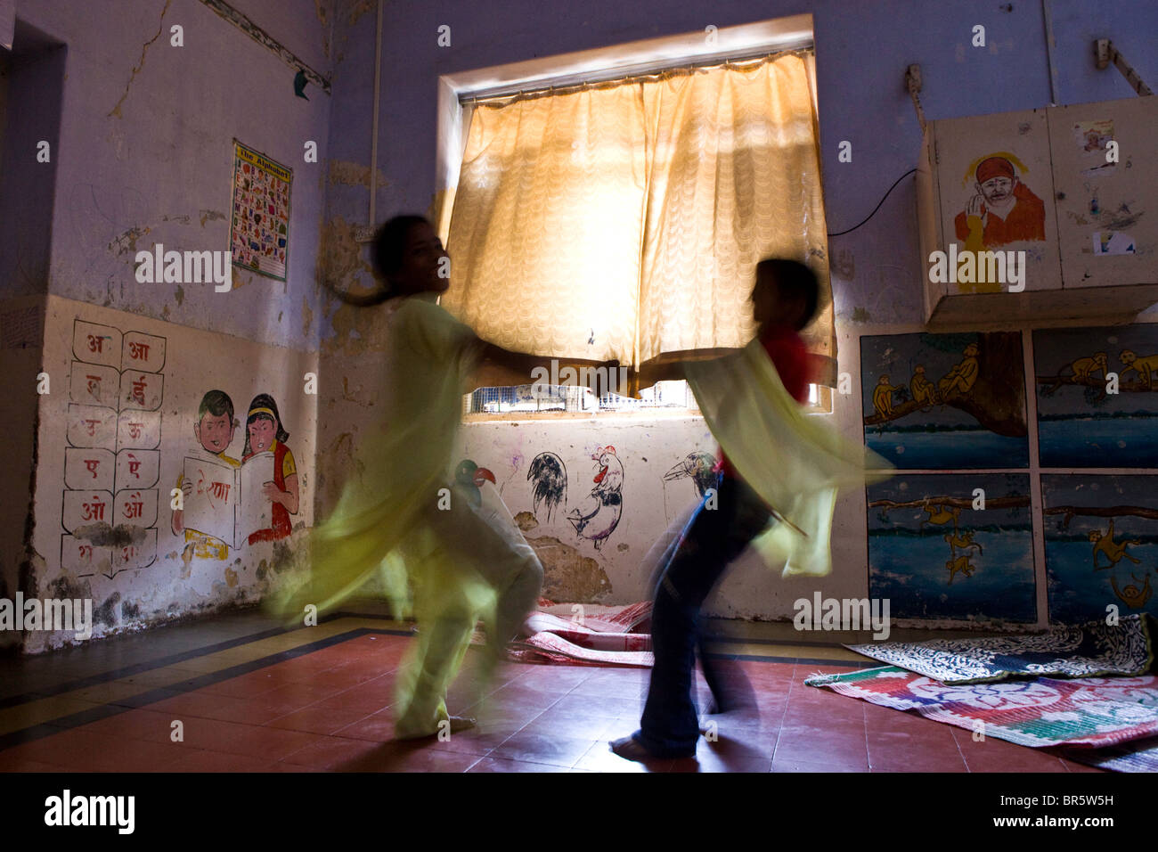Le giovani ragazze a giocare presso il Centro Kamatipura. L'organizzazione è specializzato nella cura dei bambini del quartiere a luci rosse. Foto Stock