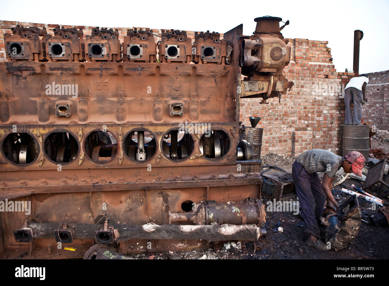 Lavoratore presso una rinomata Marina rottami di rottura cantiere appena fuori Bhavnagar, Gujarat, India. Foto Stock