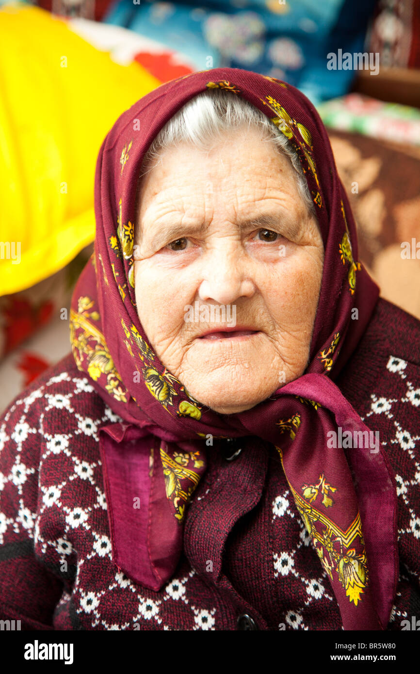 Il vecchio contadino rumeno donna seduta nella sua casa. Foto Stock