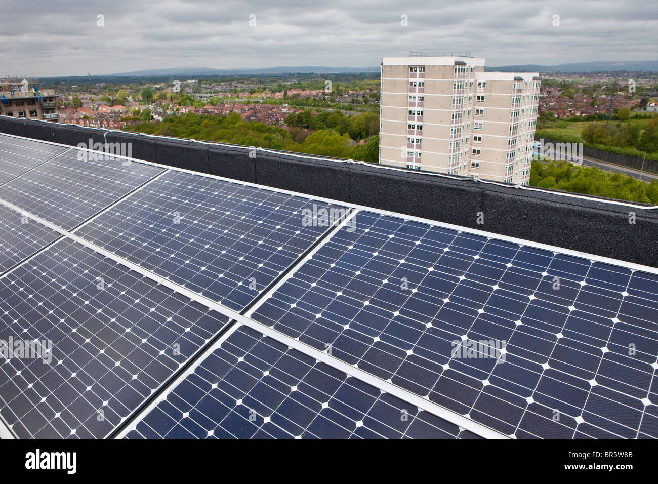 Fotovoltaiche (PV) pannelli sul tetto della Corte Kentmere, una alta torre in blocco il Charlestown area di Manchester. Foto Stock