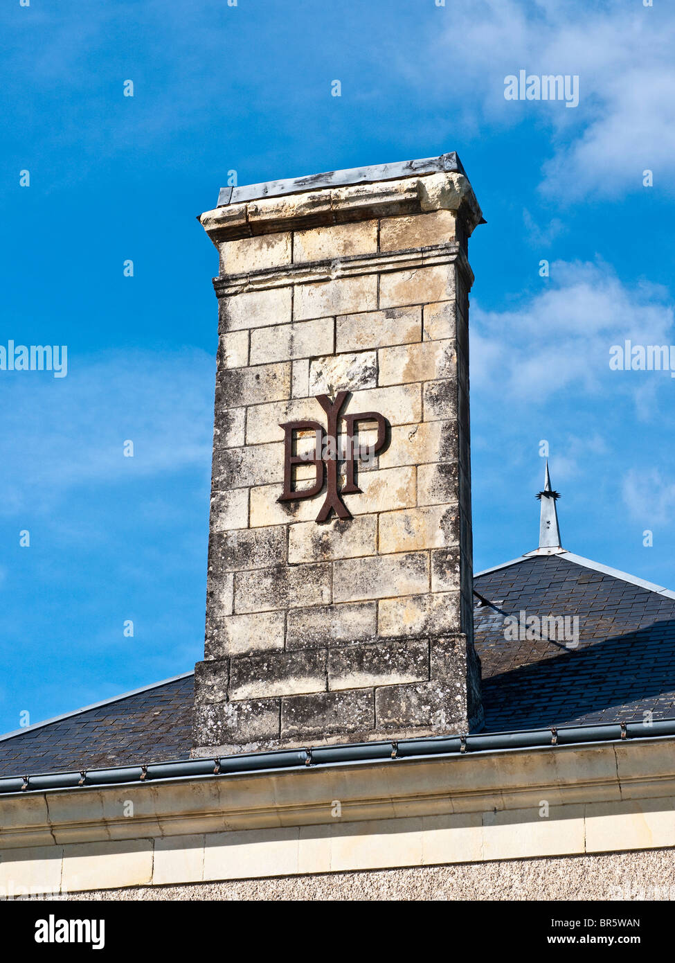 Il ferro lettere "BP" su pietra Camino - Indre-et-Loire, Francia. Foto Stock