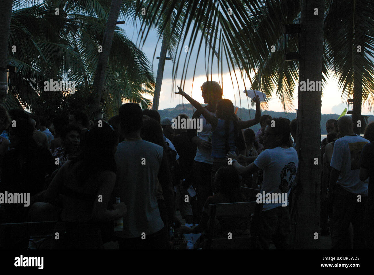 Frequentatori di partito ballo fino all'alba a Full Moon party in spiaggia, Koh Som Isola, Thailandia. Foto Stock