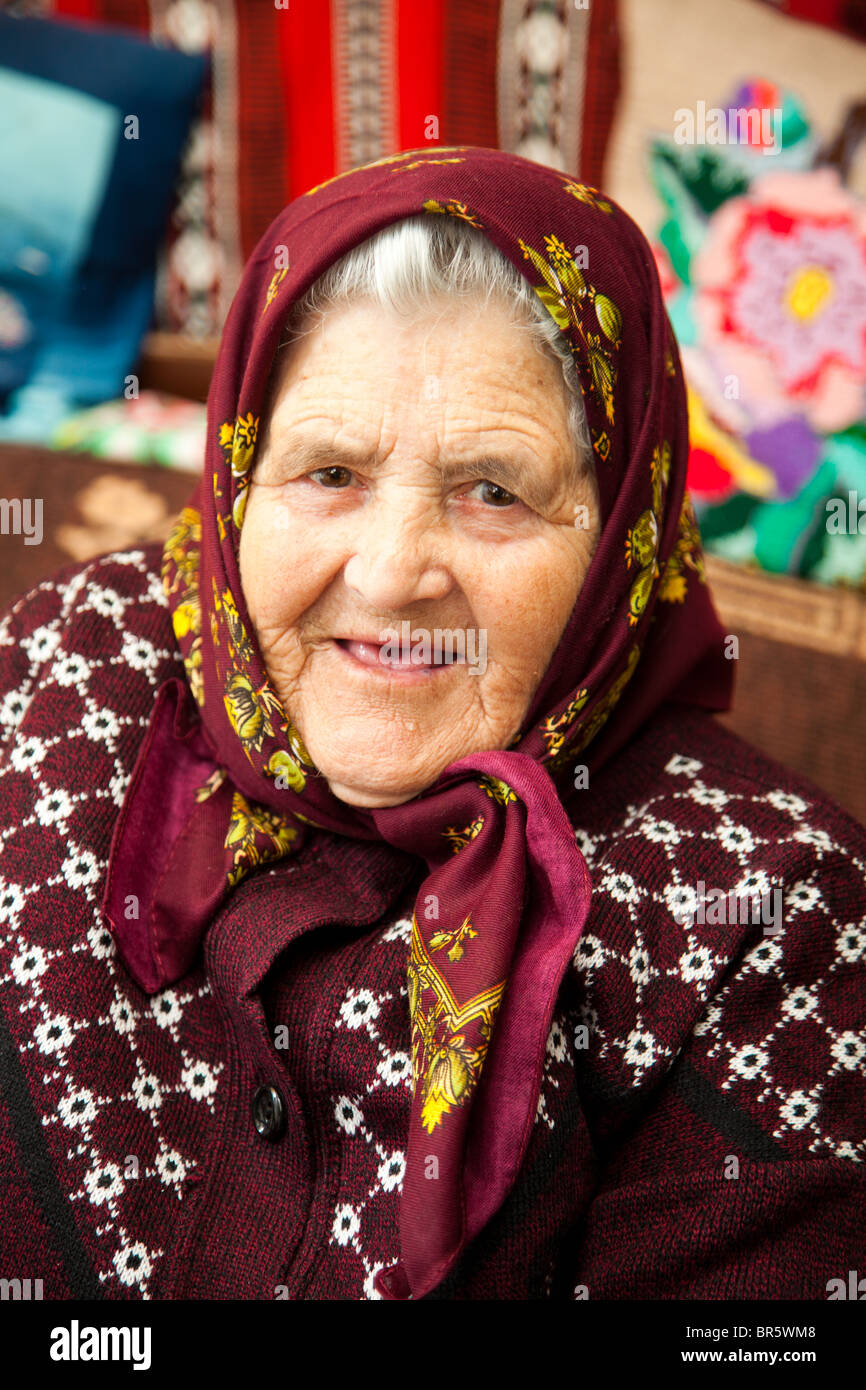Romanian peasant woman immagini e fotografie stock ad alta risoluzione -  Alamy