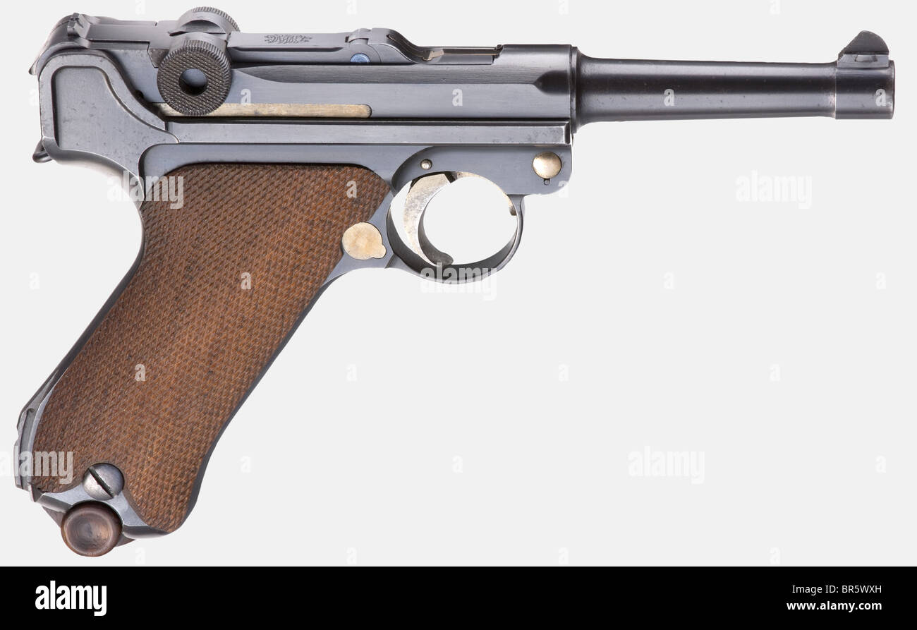 Un Parabellum 'BKIW Mauser Transitional DWM Luger' ('29 DWM') in cal. 7,65 mm Parabellum, cosiddetto "Contratto Marocco, Rif o berbero", n. 6240u. Numeri corrispondenti ad eccezione della camera, diverse parti senza numero. Foro leggermente opaco, lunghezza canna 98 mm. Marchio di prova: Crown/'N'. Completo originale spazzolato bluing, solo piastra di attivazione minima macchiato. Piccole parti giallo e blu. Pannelli di presa in noce marrone medio perfetti. Magazzino in lamiera nichelato con base in legno senza numero. Raro top item in quasi nuova condizione generale. Sappiamo solo quanto segue, Foto Stock