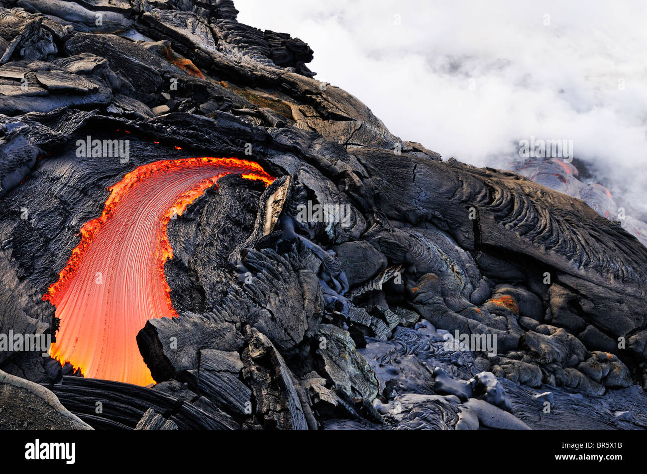 Il fiume di lava fusa che scorre verso il mare del vulcano Kilauea, isole Hawaii, Stati Uniti Foto Stock