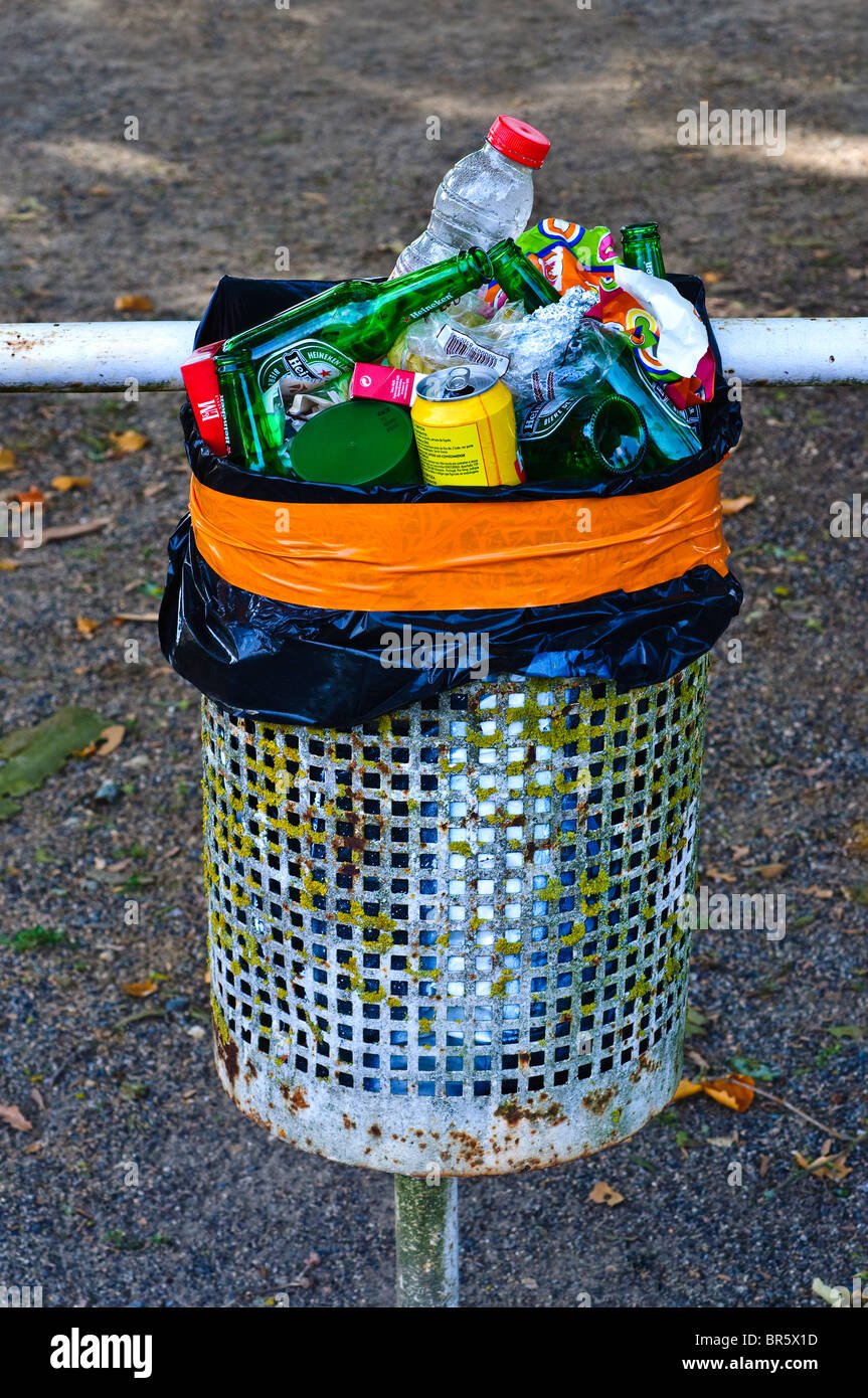 Cestino pieno di spazzatura, bottiglie e lattine - Francia Foto stock -  Alamy