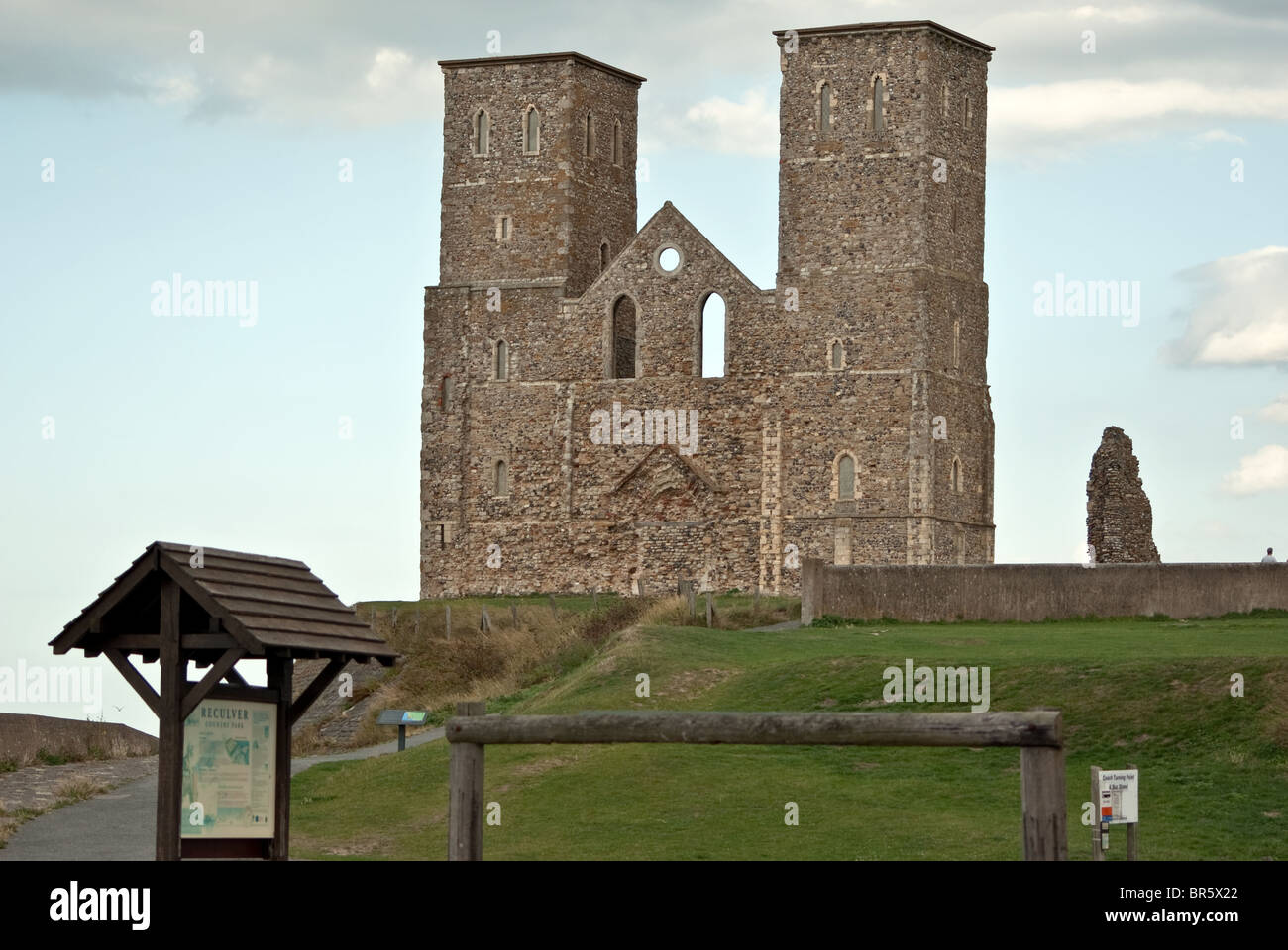 Le Torri gemelle della chiesa di Santa Maria, Reculver Foto Stock