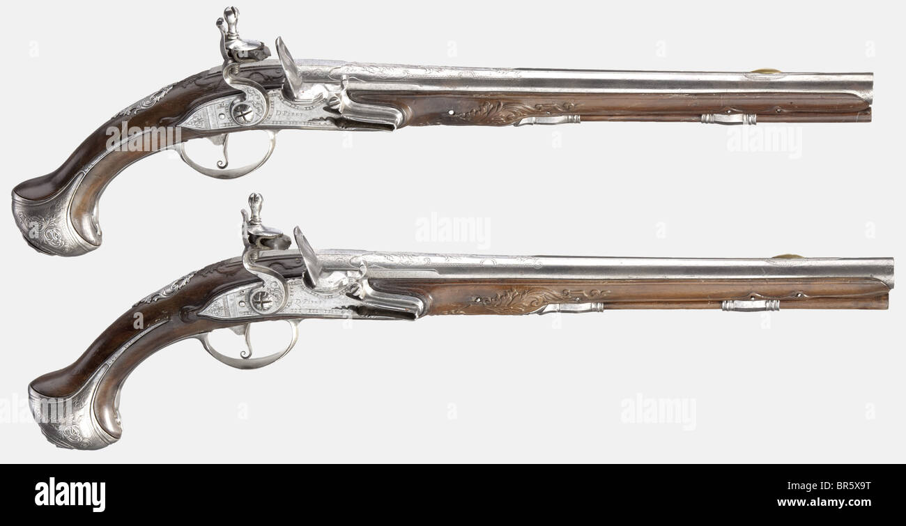 Un bel paio di lunghe pistole flintlock, Francia, circa 1710/20. Canne rotonde con nervature e fori lisci in calibro 16 mm. Tagliare la decorazione ad acanthus sulle braghe che sono anche finemente incise con scrollwork. Flintlock incisi con la firma "D. Piret'. Scorte di noci finemente intagliate. Arredamento in ferro lavorato con ricche lastre laterali openwork e decorazioni in vite finemente tagliate con maschere grottesche. ramrodi di legno. Lunghezza di ogni 52 cm. Storico, storico, 18th secolo, pistola civile, pistole civili, palmare, pistola, armi da fuoco, arma da fuoco, armi da fuoco, Foto Stock