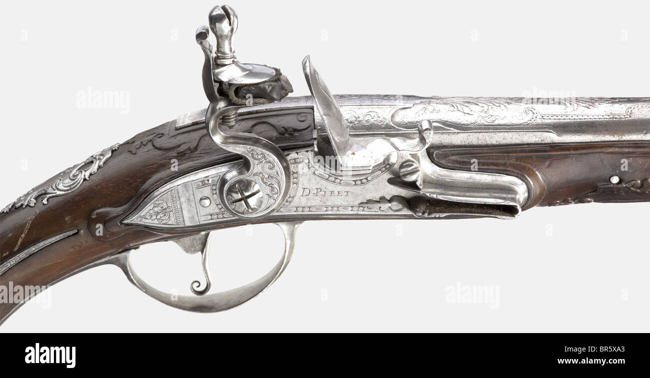 Un bel paio di lunghe pistole flintlock, Francia, circa 1710/20. Canne rotonde con nervature e fori lisci in calibro 16 mm. Tagliare la decorazione ad acanthus sulle braghe che sono anche finemente incise con scrollwork. Flintlock incisi con la firma "D. Piret'. Scorte di noci finemente intagliate. Arredamento in ferro lavorato con ricche lastre laterali openwork e decorazioni in vite finemente tagliate con maschere grottesche. ramrodi di legno. Lunghezza di ogni 52 cm. Storico, storico, 18th secolo, pistola civile, pistole civili, palmare, pistola, armi da fuoco, arma da fuoco, armi da fuoco, Foto Stock