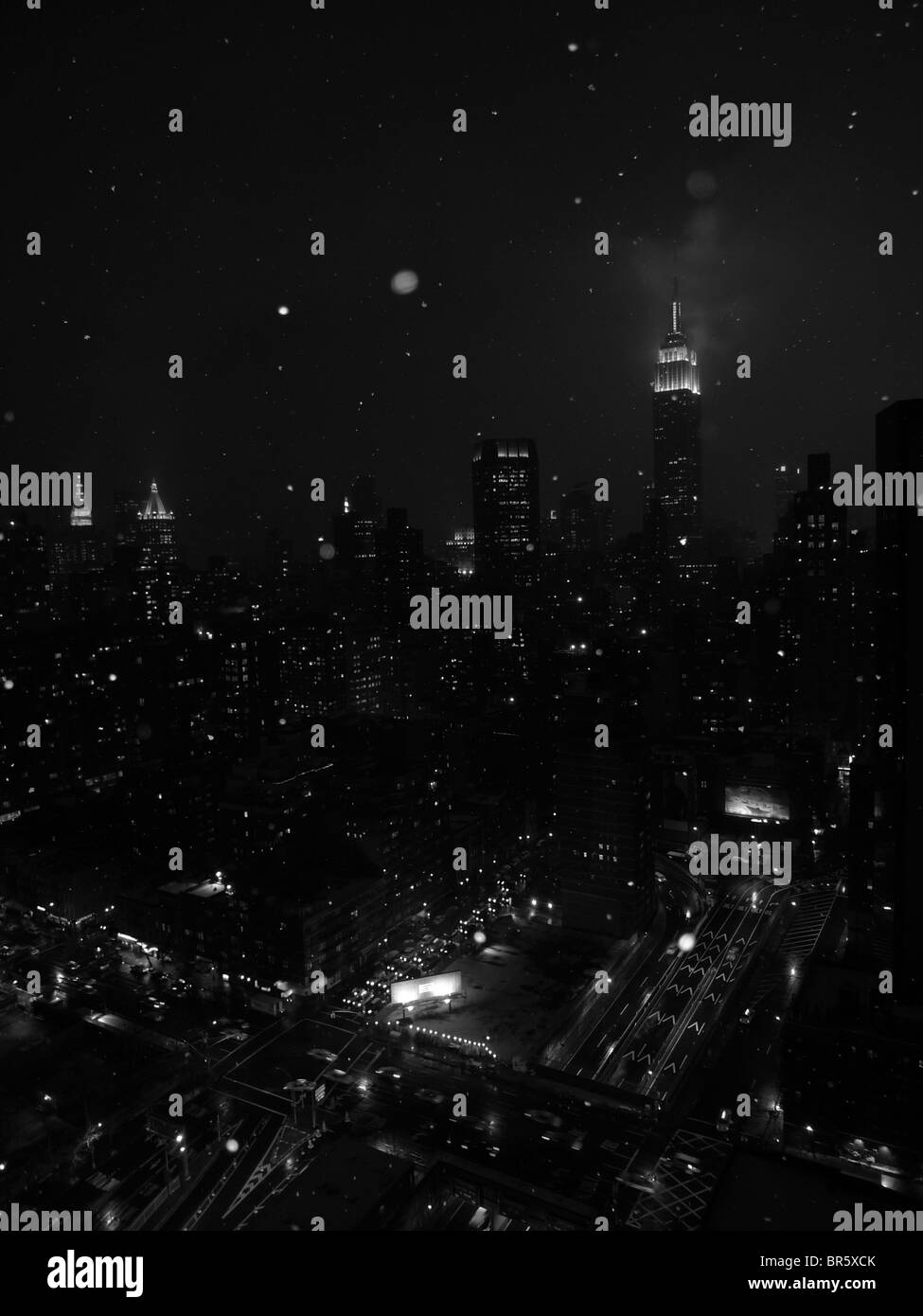 In bianco e nero di New York City scape Empire State building nella neve Foto Stock