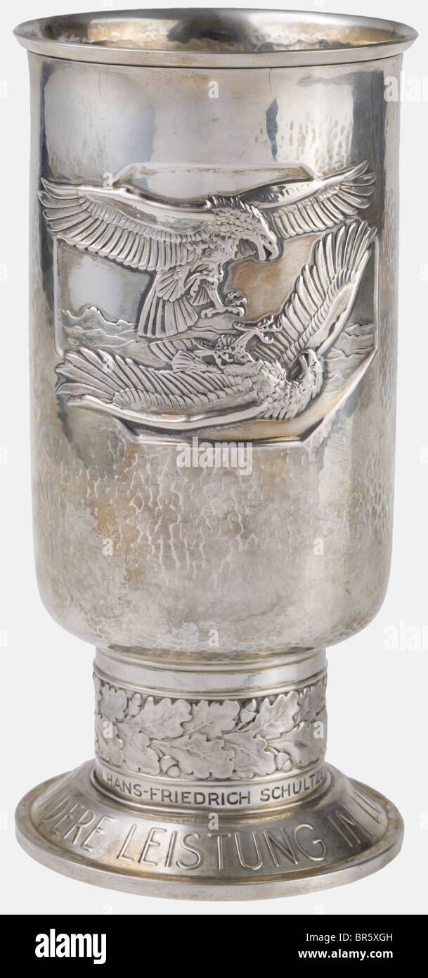 Un calice D'Onore per Il Successo Eccezionale nella guerra aerea, del capitano Hans-Friedrich Schultze-Moderow Primo numero in argento, la base incisa 'Hauptmann Hans-Friedrich Schultze-Moderow am 6.3.42', il fondo punzonato 'Joh. Wagner E Sohn 835'. Pulito. Altezza 20,8 cm (Nie 7.08.02). Dal luglio 1942-agosto 1944, H.-F. Schultze-Moderow comandò Close Reconnaisance Groups 4 e 13 come Maggiore, da quel punto alla fine della guerra fu attaccato alla Pilot School A 2. Il 20 marzo 1944 gli fu assegnata la Croce tedesca in oro. Cf anche le medaglie e l'istor coloniale, Foto Stock