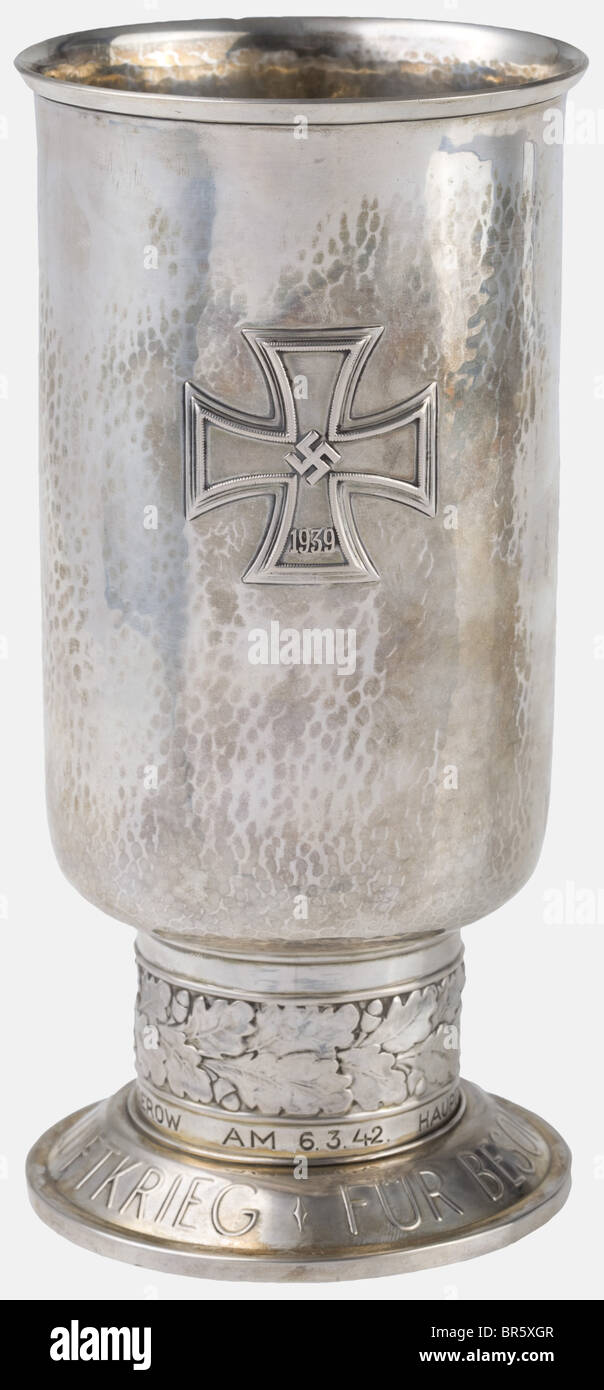 Un calice D'Onore per Il Successo Eccezionale nella guerra aerea, del capitano Hans-Friedrich Schultze-Moderow Primo numero in argento, la base incisa 'Hauptmann Hans-Friedrich Schultze-Moderow am 6.3.42', il fondo punzonato 'Joh. Wagner E Sohn 835'. Pulito. Altezza 20,8 cm (Nie 7.08.02). Dal luglio 1942-agosto 1944, H.-F. Schultze-Moderow comandò Close Reconnaisance Groups 4 e 13 come Maggiore, da quel punto alla fine della guerra fu attaccato alla Pilot School A 2. Il 20 marzo 1944 gli fu assegnata la Croce tedesca in oro. Cf anche le medaglie e l'istor coloniale, Foto Stock