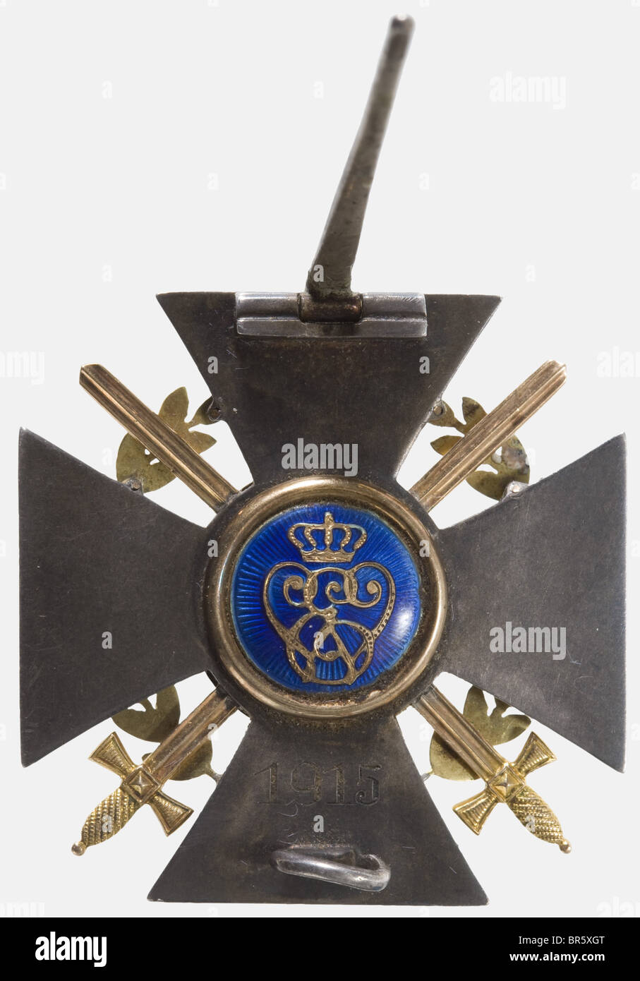 Wilhelm-Ernst War Cross 1915 - 1918, Saxe-Weimar Argento, oro o dorato in luoghi, smaltati. Un perno verticale sul retro, inciso con '1915', l'anno in cui è stato stabilito l'ordine (OEK 2417). Il 10 giugno 1915, il Granduca Wilhelm Ernst fondò la Croce di guerra per i soggetti del Granducato di Sassonia-Weimar per commemorare le loro opere nella Prima guerra mondiale. Un prerequisito è stato il precedente premio della Croce di ferro di prima classe 1914. Storico, storico, 1910s, 20th secolo, medaglia, decorazione, medaglie, decorazioni, distintivo di onore, distintivo di onore, distintivi, Foto Stock