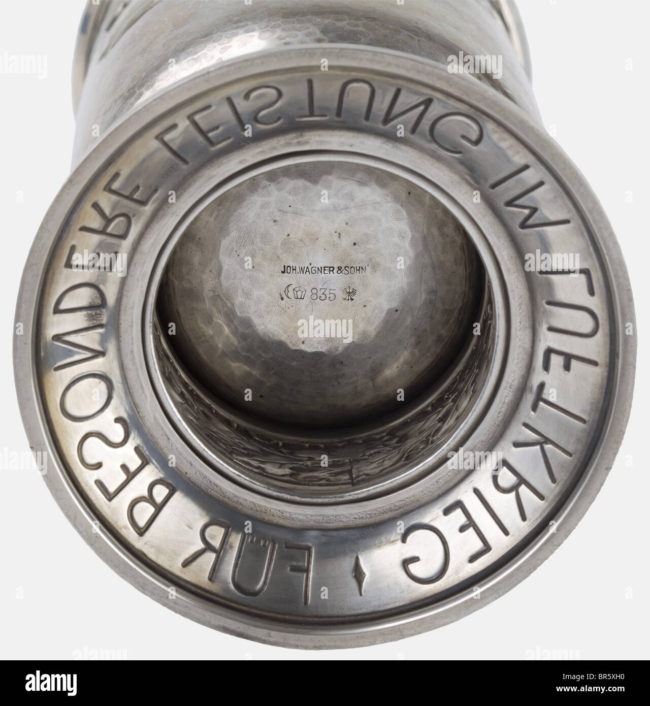 Un calice D'Onore per Il Successo Eccezionale nella guerra aerea, del capitano Hans-Friedrich Schultze-Moderow Primo numero in argento, la base incisa 'Hauptmann Hans-Friedrich Schultze-Moderow am 6.3.42', il fondo punzonato 'Joh. Wagner E Sohn 835'. Pulito. Altezza 20,8 cm (Nie 7.08.02). Dal luglio 1942-agosto 1944, H.-F. Schultze-Moderow comandò Close Reconnaisance Groups 4 e 13 come Maggiore, da quel punto alla fine della guerra fu attaccato alla Pilot School A 2. Il 20 marzo 1944 gli fu assegnata la Croce tedesca in oro. Cf anche le medaglie e l'istor coloniale, Foto Stock