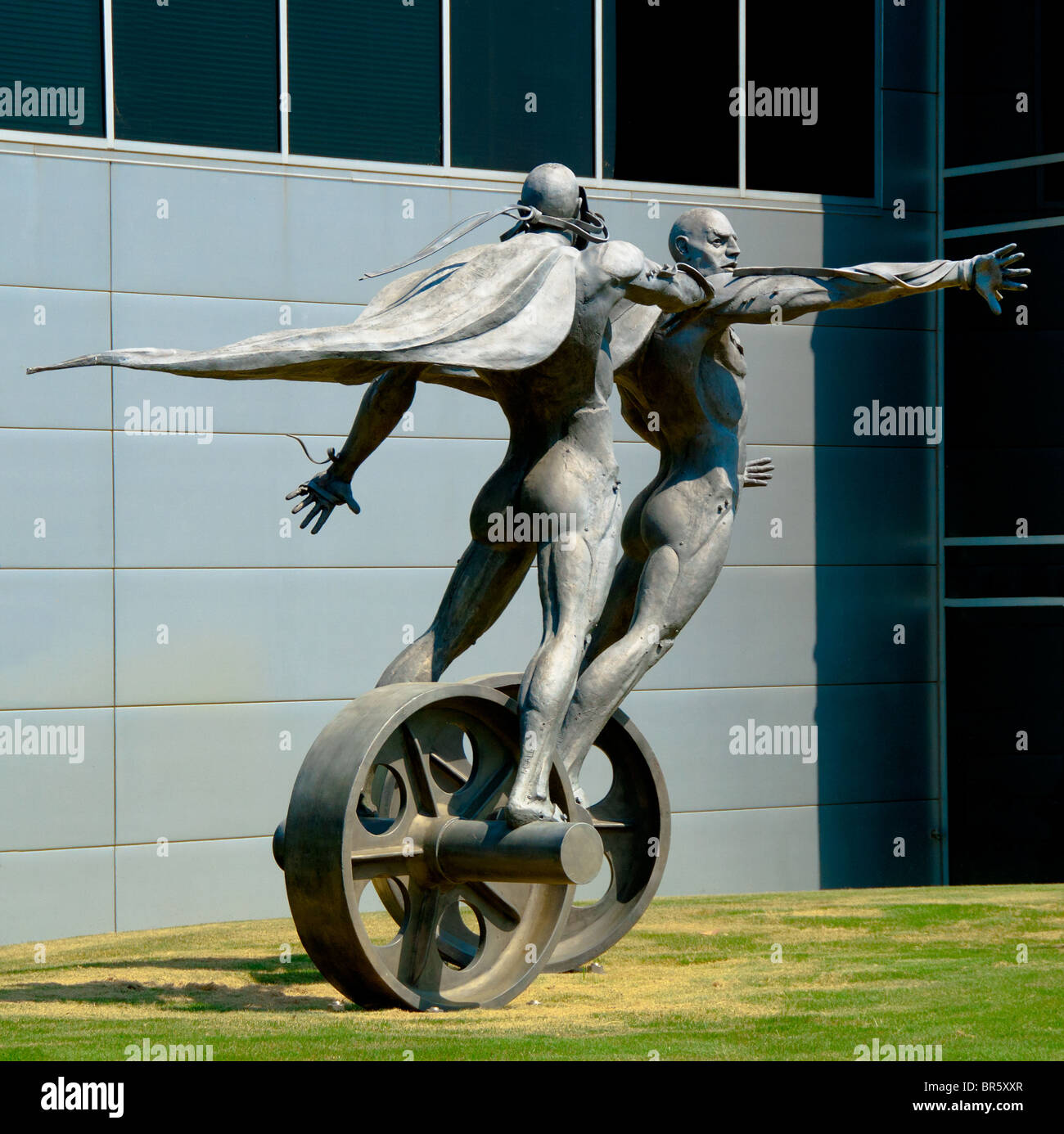 "La Chase' acciaio inossidabile scultura davanti al Barber Vintage Motorsports Museum di Birmingham, Alabama, STATI UNITI D'AMERICA Foto Stock