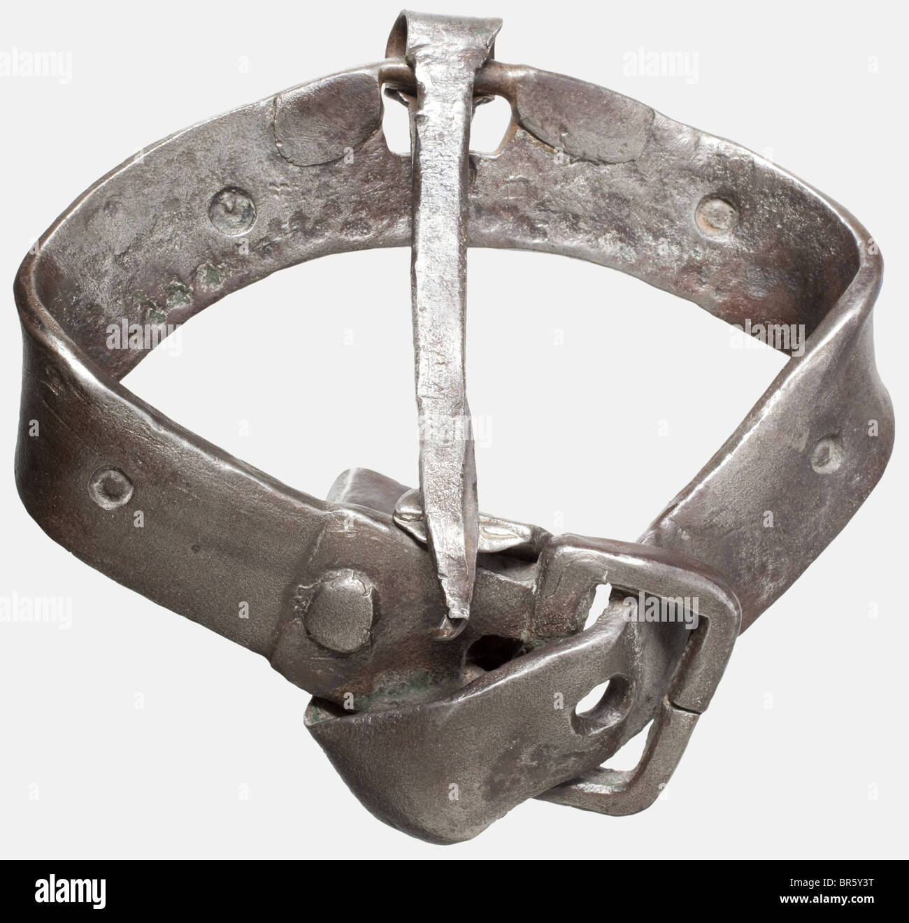 Un batticalcino tedesco a forma di cintura, ferro forgiato 16th secolo.  Maniglia ovale a forma di cintura chiusa con battente pieno rivettato sul  retro. Sopra un lungo chiodo a cerniera. Il rebbio