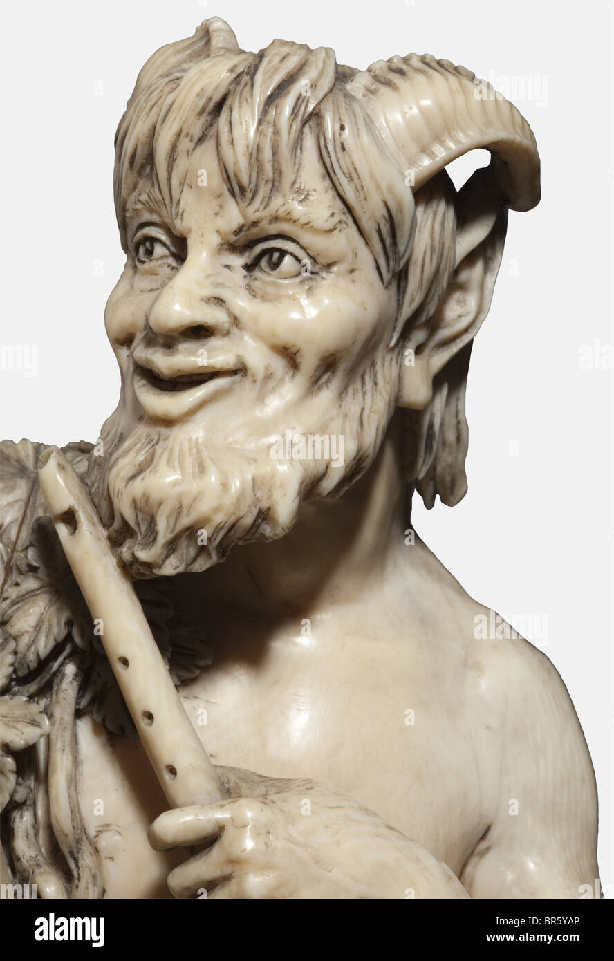 Un grande tedesco scultura avorio 'Pan e la ninfa', probabilmente Erbach, seconda metà del XIX secolo carving eccezionale con raffigurazione del dio dei boschi, rivestita di foglie di vite, tenendo un flauto nella sua mano sinistra al suo fianco una ninfa con gettato sul panno e fiori, ai suoi piedi un giovane Satiro e di una ninfa infantili. Presa a più livelli con ricchi intagli, sui lati satiri' teste, sulla parte anteriore come pure sul retro scene figurate e motivi floreali. Non firmato, ma con segno di assemblaggio a 'V' (anteriore) e 'H' (Indietro). Leggermente danneggiato. Altezza 52,5 cm. Cita il cer, artista del diritto d'autore non deve essere cancellata Foto Stock