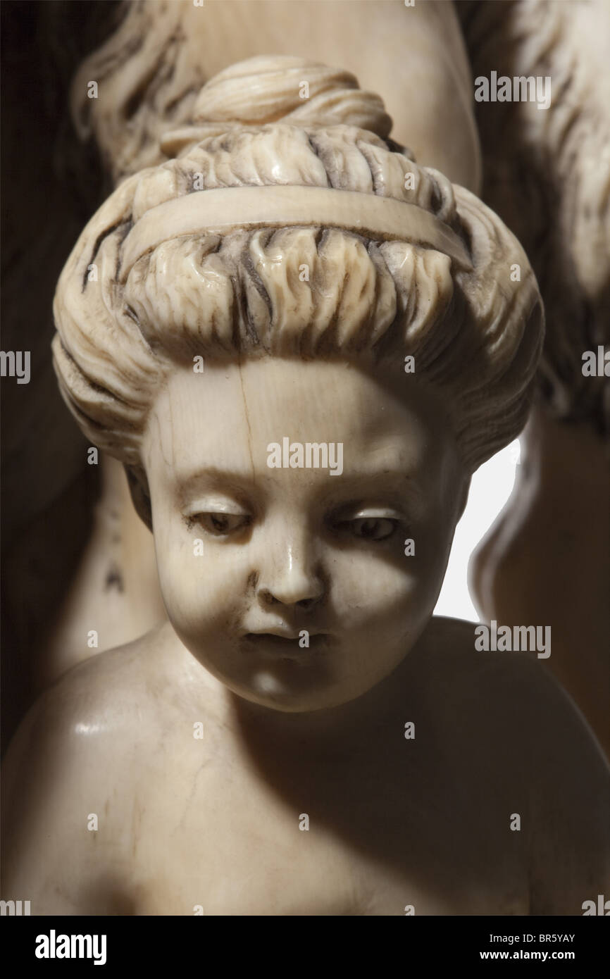 Un grande tedesco scultura avorio 'Pan e la ninfa', probabilmente Erbach, seconda metà del XIX secolo carving eccezionale con raffigurazione del dio dei boschi, rivestita di foglie di vite, tenendo un flauto nella sua mano sinistra al suo fianco una ninfa con gettato sul panno e fiori, ai suoi piedi un giovane Satiro e di una ninfa infantili. Presa a più livelli con ricchi intagli, sui lati satiri' teste, sulla parte anteriore come pure sul retro scene figurate e motivi floreali. Non firmato, ma con segno di assemblaggio a 'V' (anteriore) e 'H' (Indietro). Leggermente danneggiato. Altezza 52,5 cm. Cita il cer, artista del diritto d'autore non deve essere cancellata Foto Stock