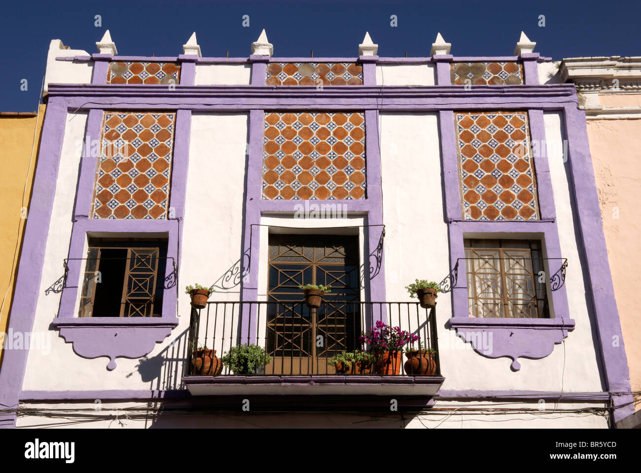 Talavera piastrellate facciata di una casa a Puebla, in Messico. Il centro storico di Puebla è un sito Patrimonio Mondiale dell'UNESCO. Foto Stock