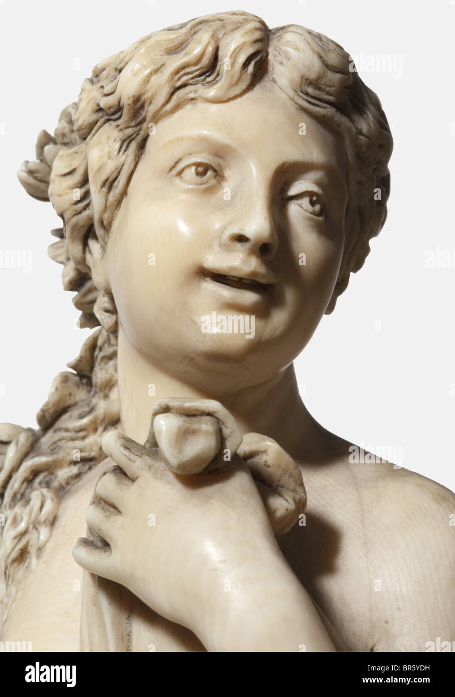 Un grande tedesco scultura avorio 'Pan e la ninfa', probabilmente Erbach, seconda metà del XIX secolo carving eccezionale con raffigurazione del dio dei boschi, rivestita di foglie di vite, tenendo un flauto nella sua mano sinistra al suo fianco una ninfa con gettato sul panno e fiori, ai suoi piedi un giovane Satiro e di una ninfa infantili. Presa a più livelli con ricchi intagli, sui lati satiri' teste, sulla parte anteriore come pure sul retro scene figurate e motivi floreali. Non firmato, ma con segno di assemblaggio a 'V' (anteriore) e 'H' (Indietro). Leggermente danneggiato. Altezza 52,5 cm. Cita il cer, artista del diritto d'autore non deve essere cancellata Foto Stock