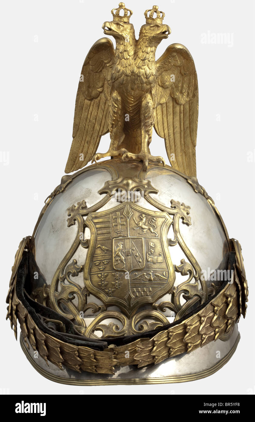 Un casco e le spalline di una Guardia e Rittmeister, per la prima K.u.k Arcieren Life Guards secondo il regolamento del 1905 per le attrezzature e le uniformi Delle Prime protezioni di vita Arcieren. Teschio d'argento, con segno d'argento della testa di Diana incompleto (800), il segno del maestro 'HS' (Heinrich Stiebral), i timbri di armeria 'N2', e un timbro del peso '39D' (D per decagram) sulla nuca. Il bronzo, l'aquila coronata a doppia testa e i bellissimi montaggi incendiati con abrasioni in luoghi. Le porcellane metalliche sono ricoperte di velluto nero (parzialmente strappato). Il fissaggio laterale, Foto Stock