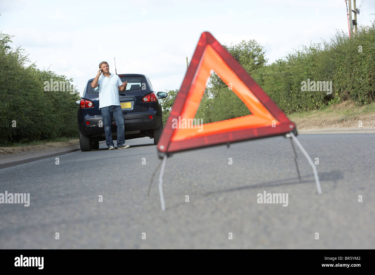 Autista ripartiti sulla strada di campagna con luci di avvertimento segno in primo piano Foto Stock