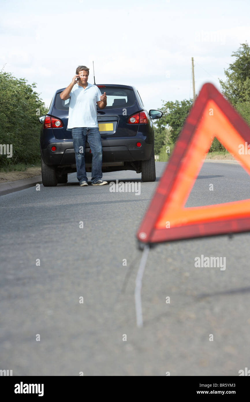 Autista ripartiti sulla strada di campagna con luci di avvertimento segno in primo piano Foto Stock