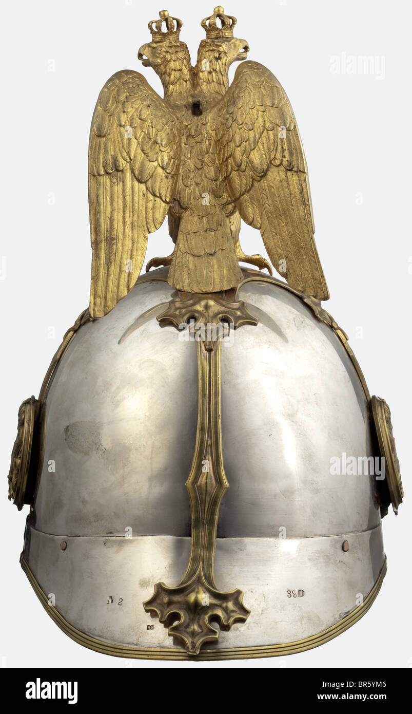 Un casco e le spalline di una Guardia e Rittmeister, per la prima K.u.k Arcieren Life Guards secondo il regolamento del 1905 per le attrezzature e le uniformi Delle Prime protezioni di vita Arcieren. Teschio d'argento, con segno d'argento della testa di Diana incompleto (800), il segno del maestro 'HS' (Heinrich Stiebral), i timbri di armeria 'N2', e un timbro del peso '39D' (D per decagram) sulla nuca. Il bronzo, l'aquila coronata a doppia testa e i bellissimi montaggi incendiati con abrasioni in luoghi. Le porcellane metalliche sono ricoperte di velluto nero (parzialmente strappato). Il fissaggio laterale, Foto Stock