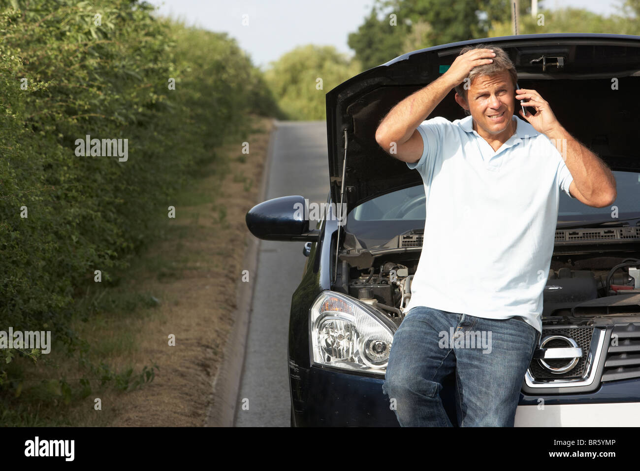 Autista ripartiti sulla strada di campagna Foto Stock