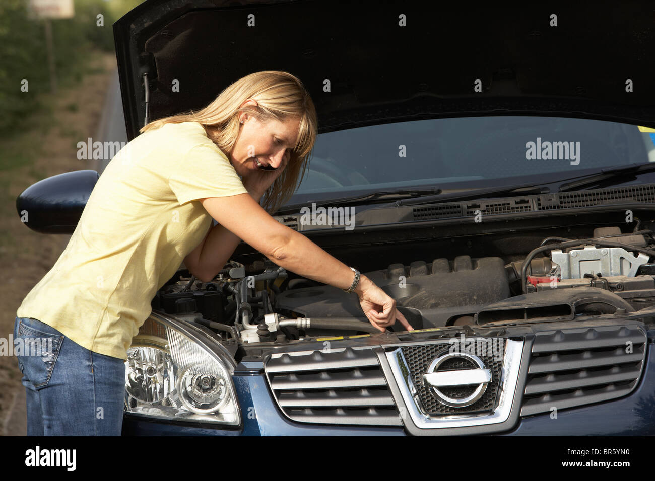 Driver femmina ripartiti sulla strada di campagna Foto Stock