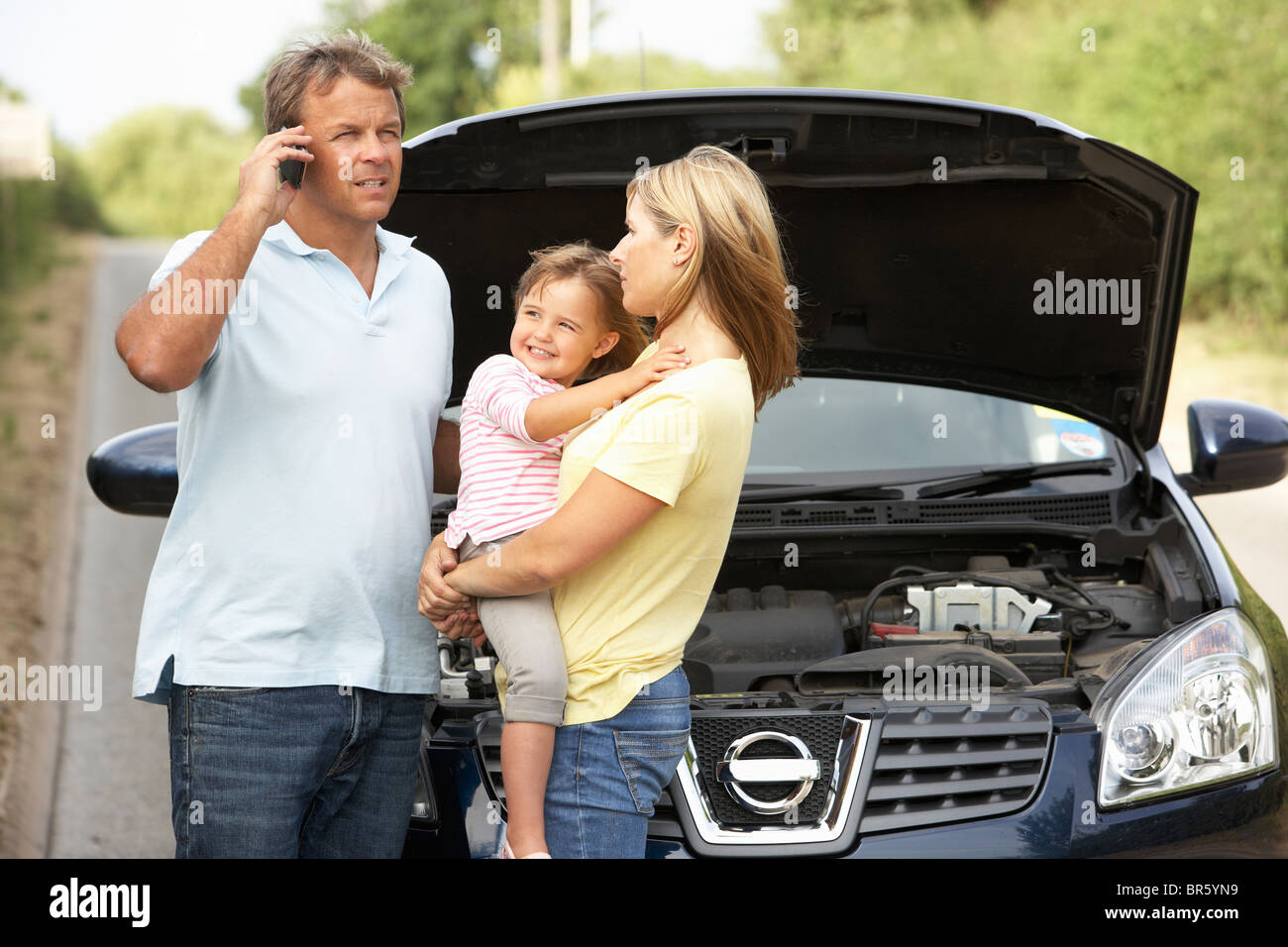 Famiglia ripartiti sulla strada di campagna Foto Stock