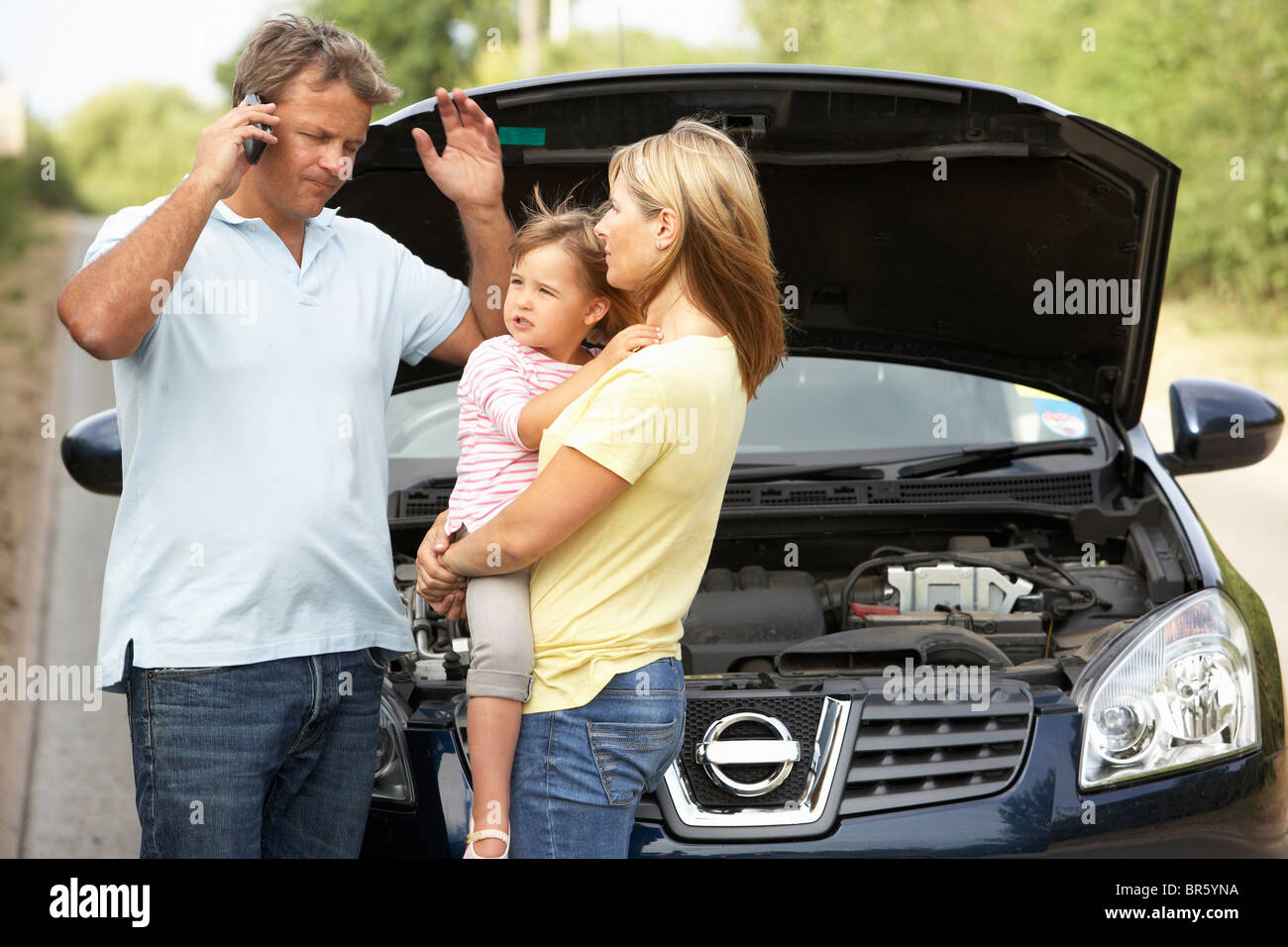 Famiglia ripartiti sulla strada di campagna Foto Stock