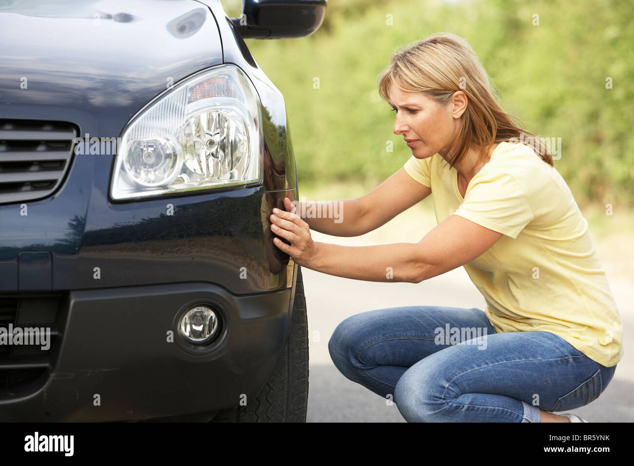 Driver femmina ripartiti sulla strada di campagna Foto Stock