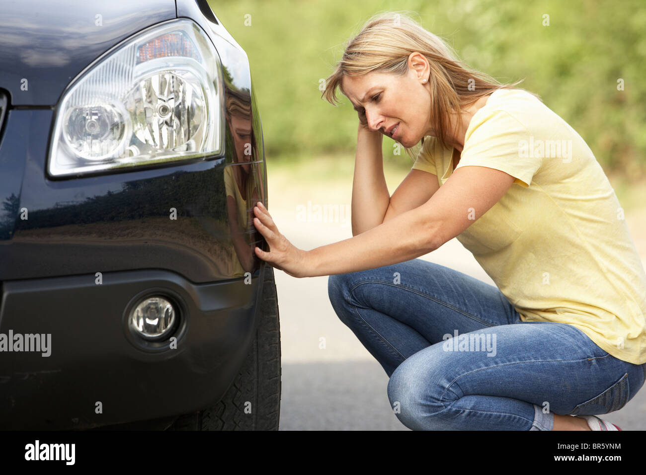 Driver femmina ripartiti sulla strada di campagna Foto Stock